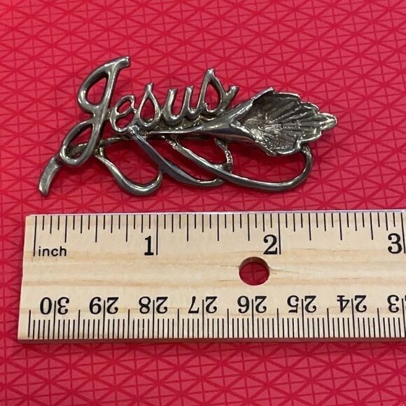Vintage signed BSK Jesus flower silver-tone brooch - Picture 2 of 4